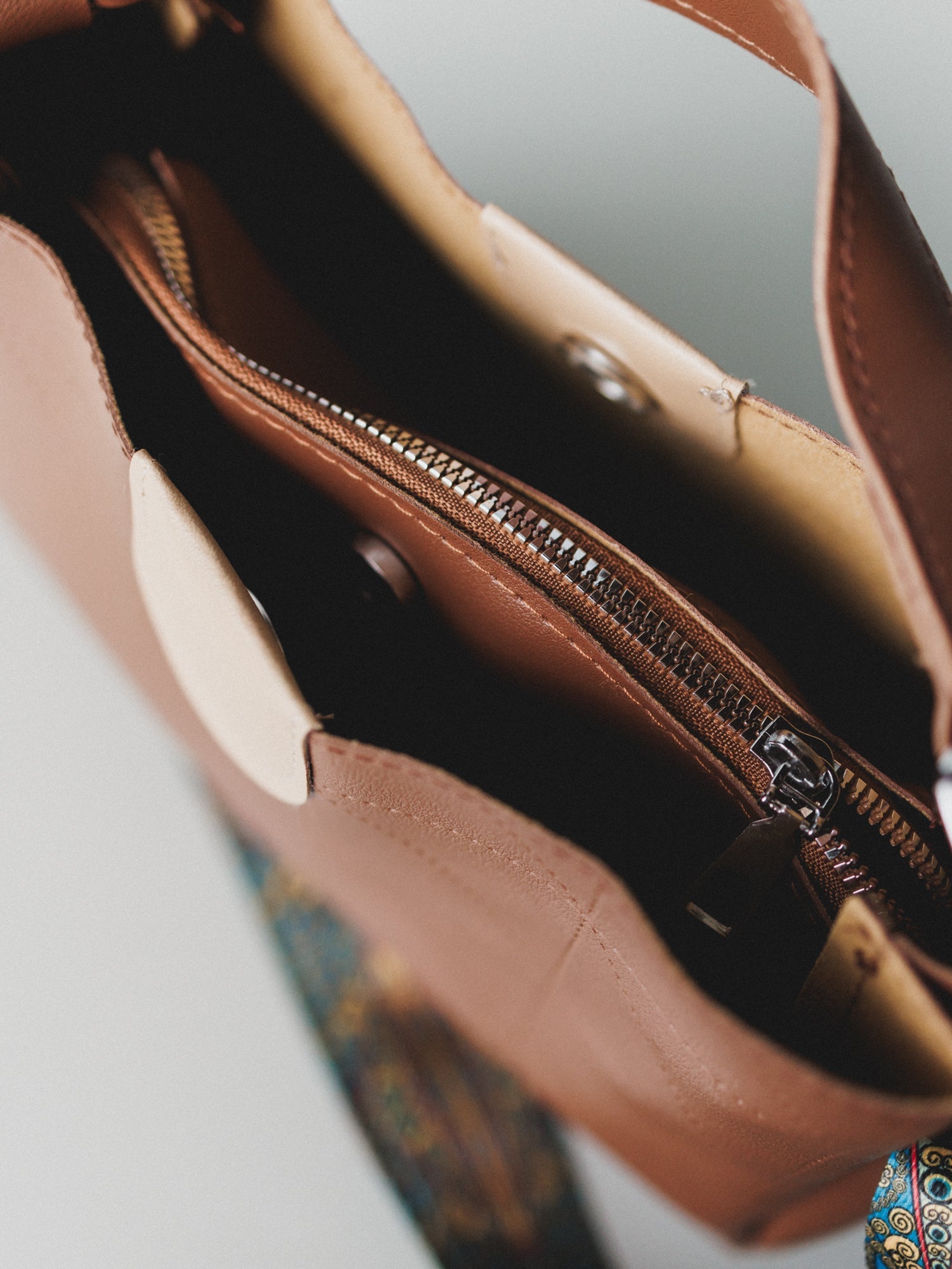 Easy Out Purse - Camel